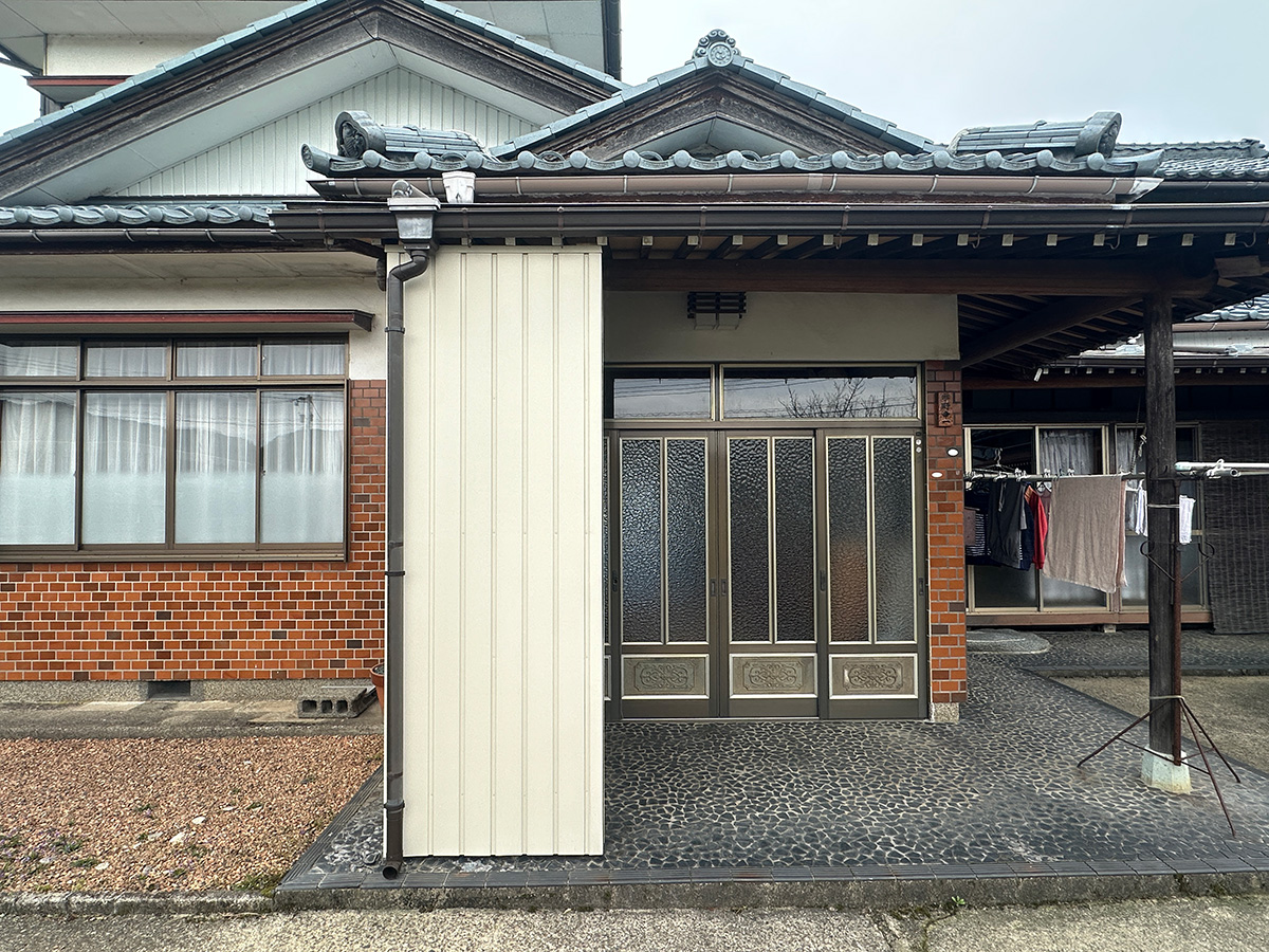 U様邸玄関先に雪囲いを設置After