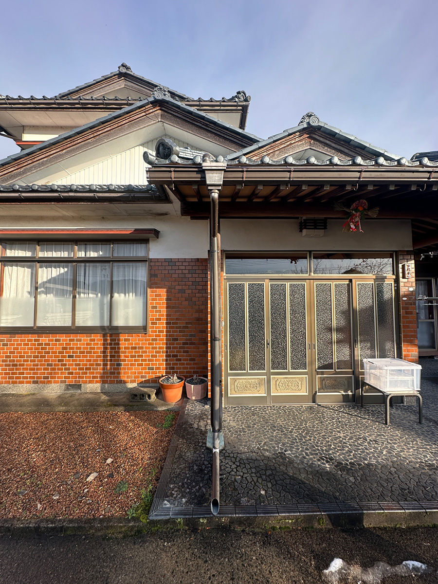 U様邸玄関先に雪囲いを設置Before