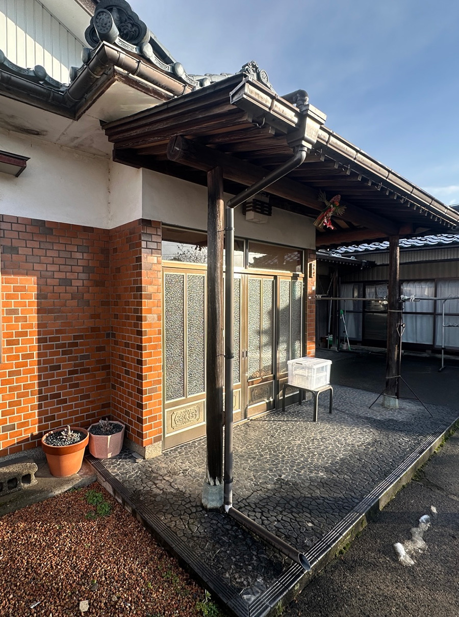 U様邸玄関先に雪囲いを設置Before